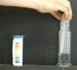 Odebrání kapky roztoku pro stanovení pH pomocí pH-papírku
