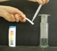 Nanesení kapky vzorku na pH-papírek